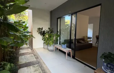 Apartamento térreo mobiliado - 2/4 com suíte | miragem buraquinho