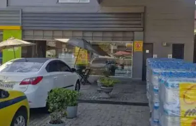 Casa comercial com 2 salas para alugar na Avenida Brasil, Benfica, Rio de Janeiro