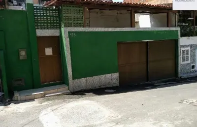 Casa térrea livre e solta em rua publica com total privacidade, murada e monitorada aqui na rua da amendoeira do jardim imperial em pituaçú salvador