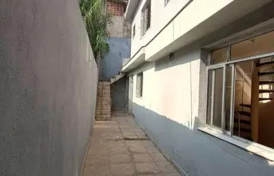 Aluga-se / vende-se sobrado em frente céu agua azul com escritura