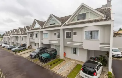 Sobrado triplex em condomínio com 4 quartos para alugar no bacacheri – 169 m² | ref. 486