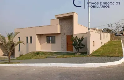 Linda casa em condomínio fechado com portaria 24 horas
