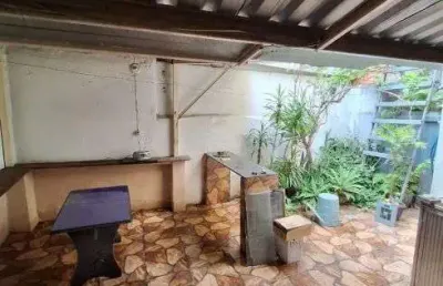Casa à venda no bairro jardim glória, com excelente custo-benefício.