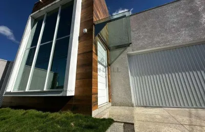 Linda casa com pe direito duplo no bairro afonso pena