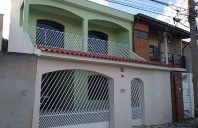 Sobrado com 3 quartos, sótão e aquecimento solar na vila carvalho