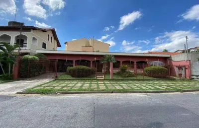 Residência com 4 dormitórios, piscina e amplo terreno na vila trujillo