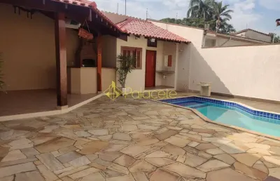 Casa estilo clássico com 3 quartos, piscina, área gourmet, 4 vagas e excelente localização próxima