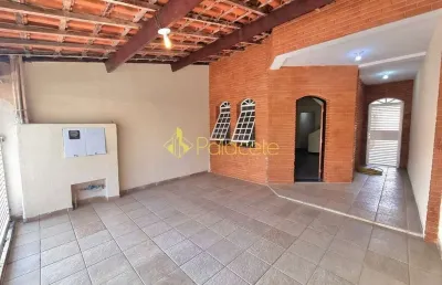 Sobrado imponente com 3 pavimentos, suíte master, terraço panorâmico e garagem para 2 carros em exc