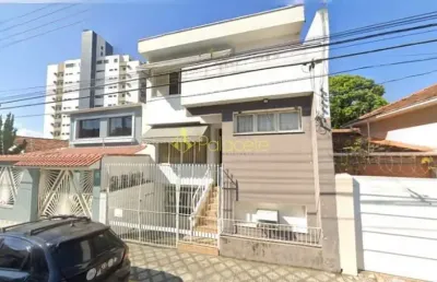 Amplo imóvel no centro com 225 m² de área construída, 4 dormitórios e potencial para uso comercial