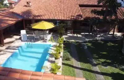 Ampla casa térrea de esquina com piscina e edícula a apenas 50 metros da praia das palmeiras em car