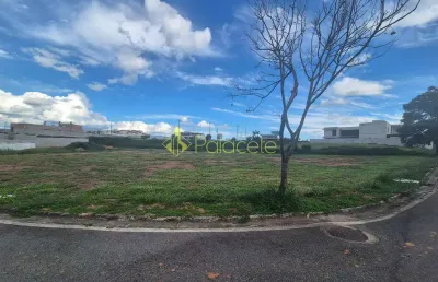 Terreno de esquina no condomínio colonial village 2, com 865m² em localização central e imponente!