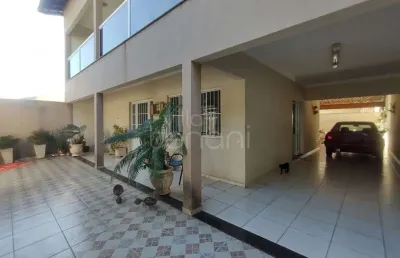 Muito conforto e a possibilidade de uma renda extra!!! sobrado com 4 dormitorios + casa independente nos fundos!