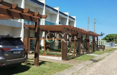 Sobrado totalmente mobiliado à venda na praia paraíso, localizada a apenas 2,5 quadras do mar, em torres-rs