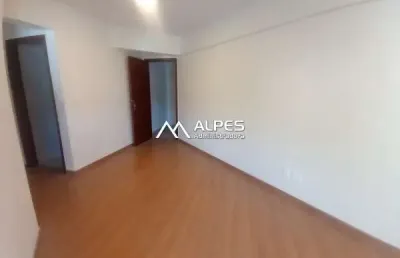 Apartamento no centro da cidade, 2 quartos, primeira locação, com elevador e garagem.