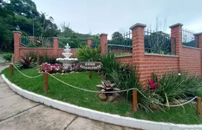 Casa de 2 quartos, mobiliada, ampla varanda e garagem, entrada independente, lugar tranquilo, condomínio com lazer.