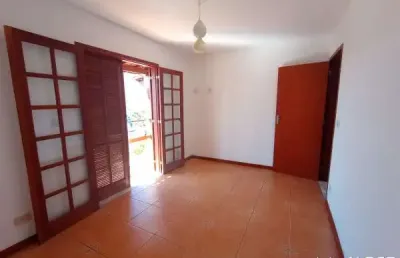 Excelente casa de 2 quartos, reformada, com linda vista da cidade.