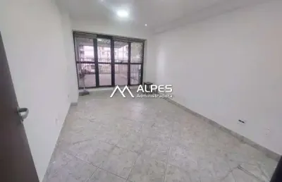 Excelente sala comercial no centro, junto a todo comércio, com 2 elevadores e portaria.
