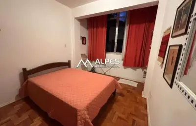 Excelente apartamento dividido em quarto e sala, mobiliado, linda vista, junto ao parque nacional