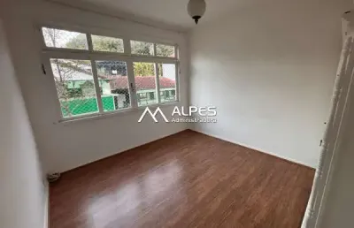 Apartamento de 3 quartos, em excelente localização, próximo ao comércio com garagem.