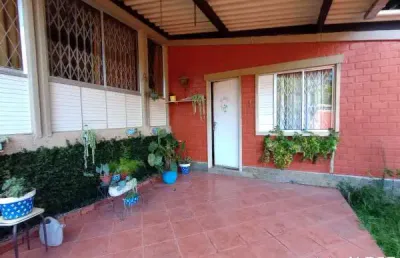 Casa de 2 quartos, mobiliada, ampla varanda, lugar tranquilo, condomínio com lazer e estacionamento.