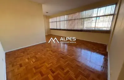 Excelente apartamento, com vista livre e ensolarado no centro da cidade. com 3 quartos (1 suíte), ampla sala, área de serviço completa e elevador.