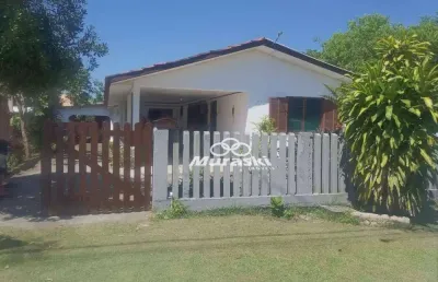 Ótima casa com 3 quartos em terreno com 534 m2 localizada a apenas 3 quadras da praia .