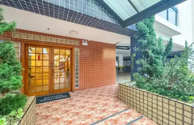 Este apartamento é uma excelente escolha para quem busca conforto e funcionalismo. com dois quartos bem distribuídos, oferece o espaço ideal para famílias pequenas ou casais. uma das principais comodi