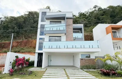 Casa de alto padrão com elevador panorâmico no condomínio pedras alta