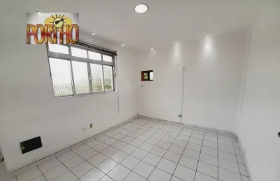 Sala comercial reformada na praia de pitangueiras / guarujá