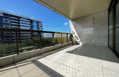 Comece cada dia com a inspiradora vista do mar neste deslumbrante apartamento.