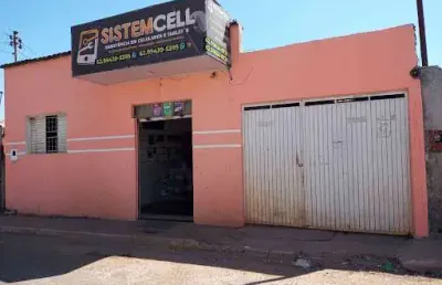 Casa com lote grande e ponto comercial no bairro industrial