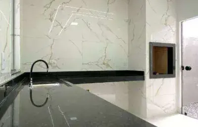 Casa com garagem coberta para 2 carros, moderna e bem localizada próximo a br 153