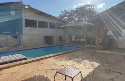 Excelente casa c/ 3 suítes - fácil acesso ao centro