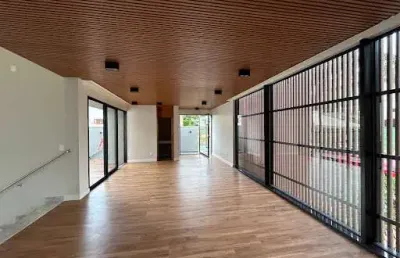 Sobrado á venda de alto padrão em condomínio fechado-anápolis, com 4 suítes e 332 metros de construção!