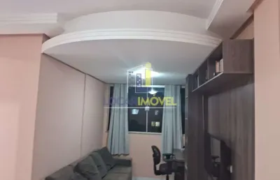 Apartamento de 3º andar de frente com móveis planejados na cozinha e sala, garagem, próximo ao shop