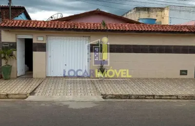 Casa averbada  à venda com 3/4 + dependência, 03 vagas de garagem com bastante espaço em ótima loca