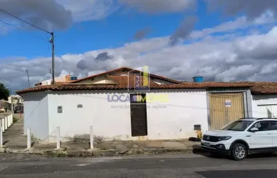Casa ampla de 3/4 na região central da cidade com garagem coberta para 02 carros em  vitória da con