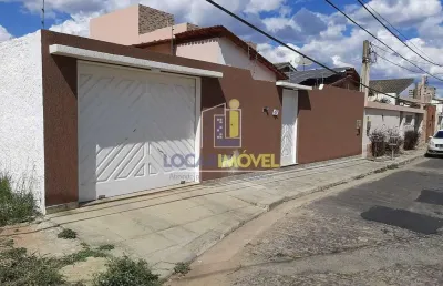 Vendo casa com 3 suítes, sala de estar grande, sala de tv e cozinha ampla.  2 dependências.  garage
