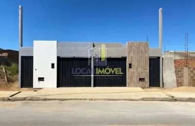 Casa à venda 3 quartos sendo 1 suíte, garagem espaçosa para 2 ou 3 carros, rua asfaltada, água e es