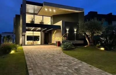 Casa condomínio com 05 suites e piscina beira de lago
