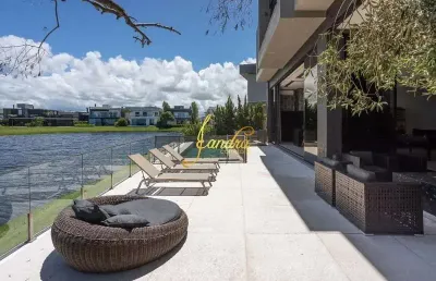 Sobrado com 06 suítes beira lago, mobiliado e decorado com piscina em concreto aquecida