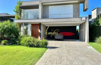 Belíssima sobrado no condomínio enseada! estilo contemporâneo, composto por 05 suítes com sacada
