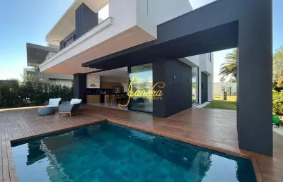Sobrado no condomínio malibu 5 suítes, e piscina e deck beira lago