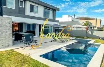 Lindo sobrado em condomínio fechado com piscina com 05 suítes