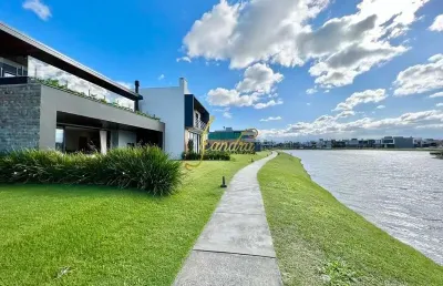 Sobrado beira lago, mobiliada e decorada com 04 suítes