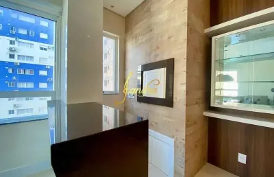 Apartamento de tres dormitorios mobiliado e decorado