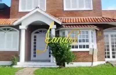 Sobrado em capão novo, com 06 dormitórios  sendo duas suítes