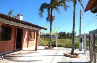 Casa duas quadras do mar venda ou locação de temporada com 03 dormitórios