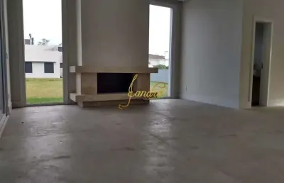 Casa térrea em condomínio fechado com 04 suites com movéis fixos