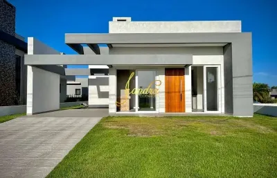 Casa térrea com três suítes em condomínio fechado com mobília fixa